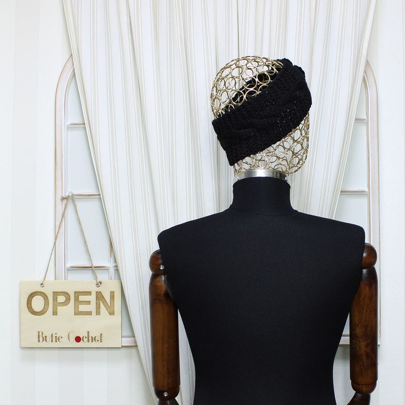 Fashion, accesorii si bijuterii - Femei - Accesorii femei - Caciuli si palarii femei - Bentita de par tricotata, de dama, 100% acril, ButicCochet, cu floare, one size, Negru - BNT391 - Infinity.ro