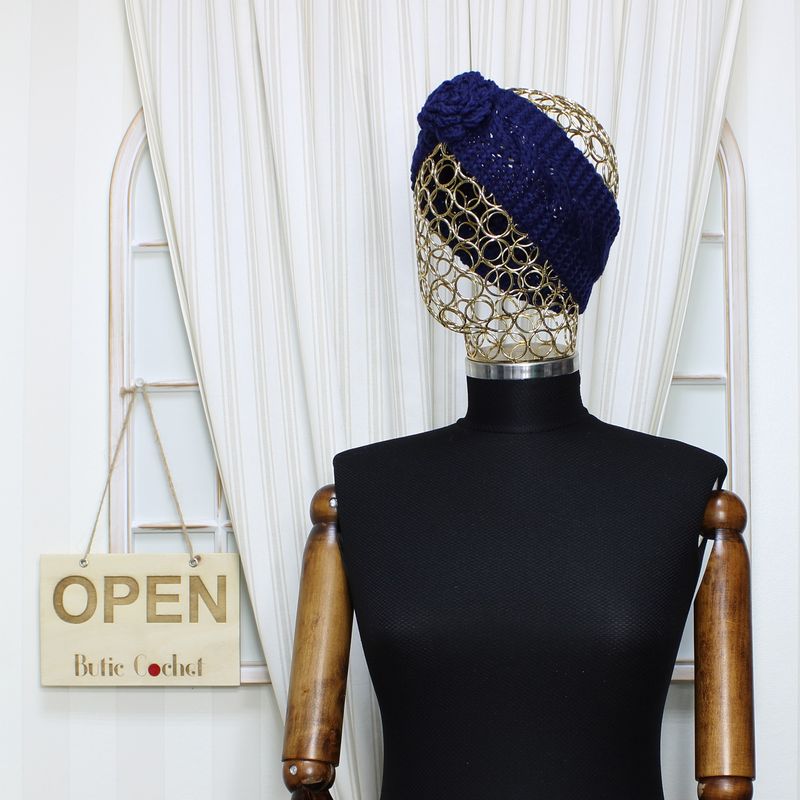 Fashion, accesorii si bijuterii - Femei - Accesorii femei - Caciuli si palarii femei - Bentita de par tricotata, de dama, 100% acril, ButicCochet, cu floare, one size, Bleumarin - BNT392 - Infinity.ro
