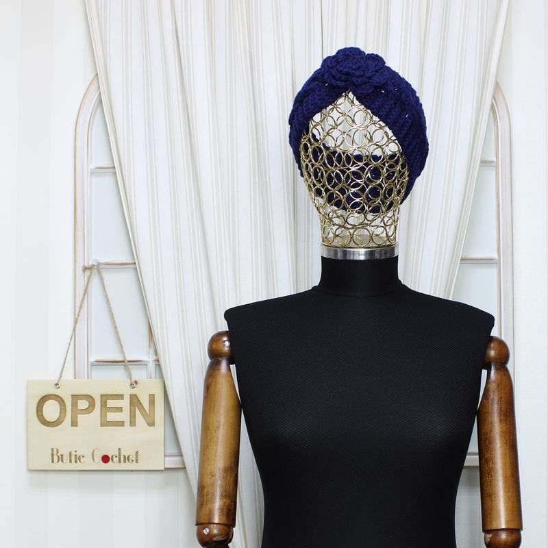Fashion, accesorii si bijuterii - Femei - Accesorii femei - Caciuli si palarii femei - Bentita de par tricotata, de dama, 100% acril, ButicCochet, cu floare, one size, Bleumarin - BNT392 - Infinity.ro