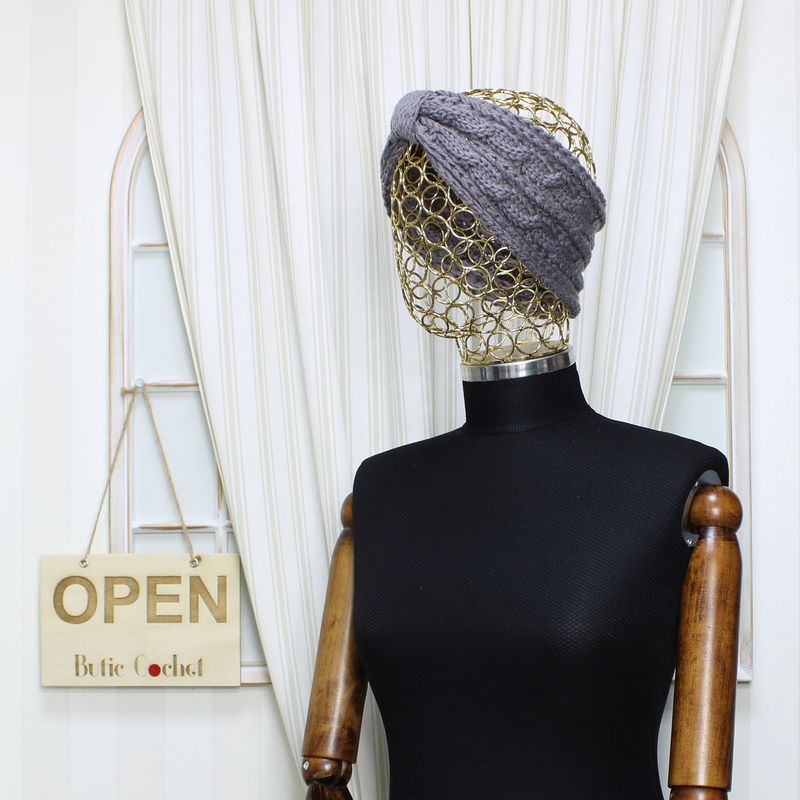 Fashion, accesorii si bijuterii - Femei - Accesorii femei - Caciuli si palarii femei - Bentita de par tricotata, de dama, 100% acril, ButicCochet, cu nod, one size, Gri - BNT402 - Infinity.ro