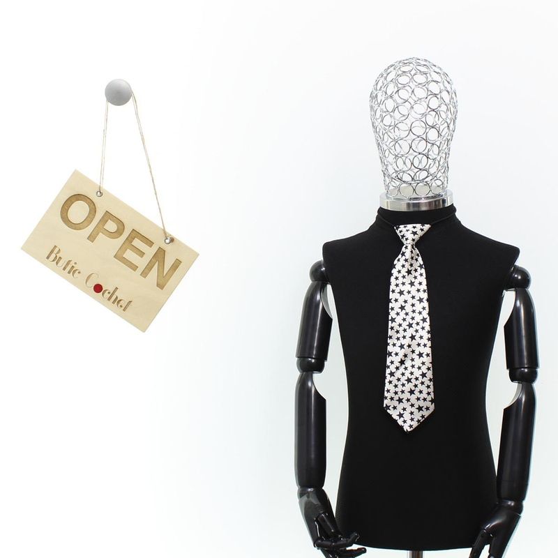 Fashion, accesorii si bijuterii - Copii - Accesorii copii - Alte accesorii copii - Cravata pentru copii, Buticcochet, din material sintetic, 28 cm, Alb cu stelute negre - CRV276 - Infinity.ro