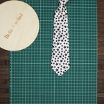 Fashion, accesorii si bijuterii - Copii - Accesorii copii - Alte accesorii copii - Cravata pentru copii, Buticcochet, din material sintetic, 28 cm, Alb cu stelute negre - CRV276 - Infinity.ro