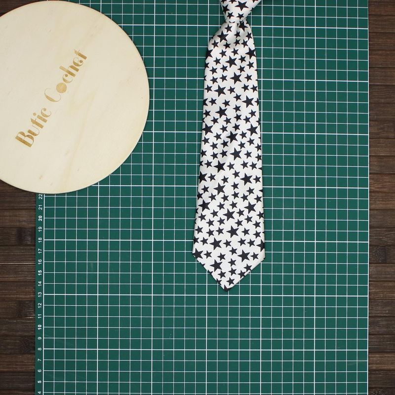 Fashion, accesorii si bijuterii - Copii - Accesorii copii - Alte accesorii copii - Cravata pentru copii, Buticcochet, din material sintetic, 28 cm, Alb cu stelute negre - CRV276 - Infinity.ro