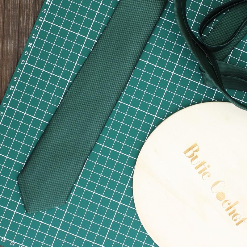 Fashion, accesorii si bijuterii - Barbati - Accesorii barbati - Cravate si papioane barbati - Cravata, Buticcochet, din material sintetic, 145 x 5.5 cm, Verde inchis - CRV243 - Infinity.ro