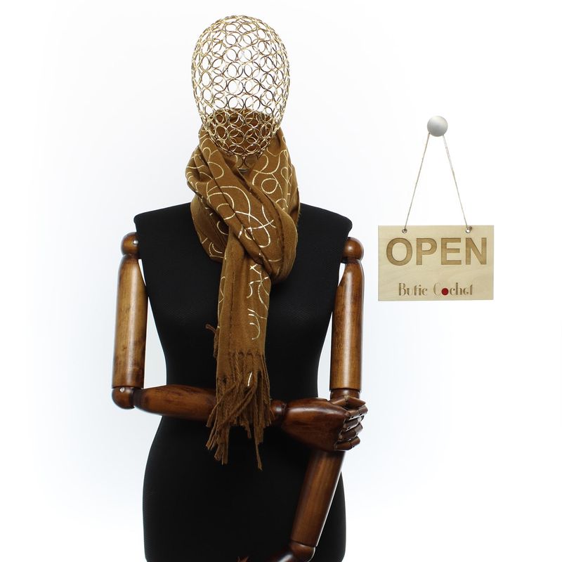 Fashion, accesorii si bijuterii - Femei - Accesorii femei - Esarfe si fulare femei - Esarfa dama, casmir, 70x180 cm, Buticcochet, imprimeu liniar auriu, Maro - ES2521 - Infinity.ro