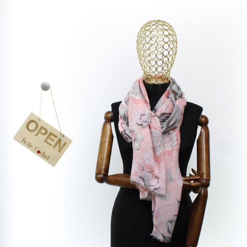 Fashion, accesorii si bijuterii - Femei - Accesorii femei - Esarfe si fulare femei - Esarfa de dama, cu floricele, ButicCochet, 70% poliester 30% vascoza, Roz - ES2939 - Infinity.ro