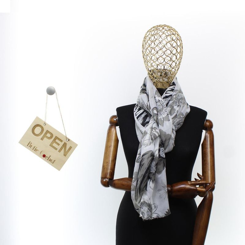 Fashion, accesorii si bijuterii - Femei - Accesorii femei - Esarfe si fulare femei - Esarfa de dama, cu floricele, ButicCochet, 70% poliester 30% vascoza, Gri - ES2943 - Infinity.ro