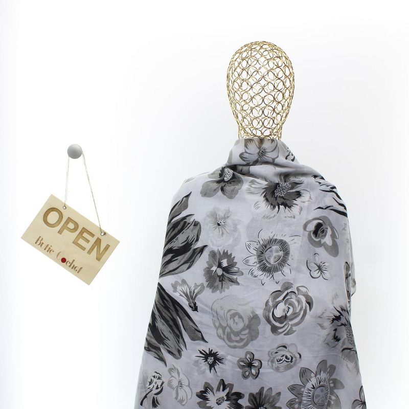 Fashion, accesorii si bijuterii - Femei - Accesorii femei - Esarfe si fulare femei - Esarfa de dama, cu floricele, ButicCochet, 70% poliester 30% vascoza, Gri - ES2943 - Infinity.ro