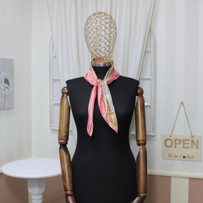 Fashion, accesorii si bijuterii - Femei - Accesorii femei - Esarfe si fulare femei - Esarfa de dama, Buticcochet, dimensiune 60x60 cm, cu imprimeu stilizat, Roz pal - ES1231 - Infinity.ro