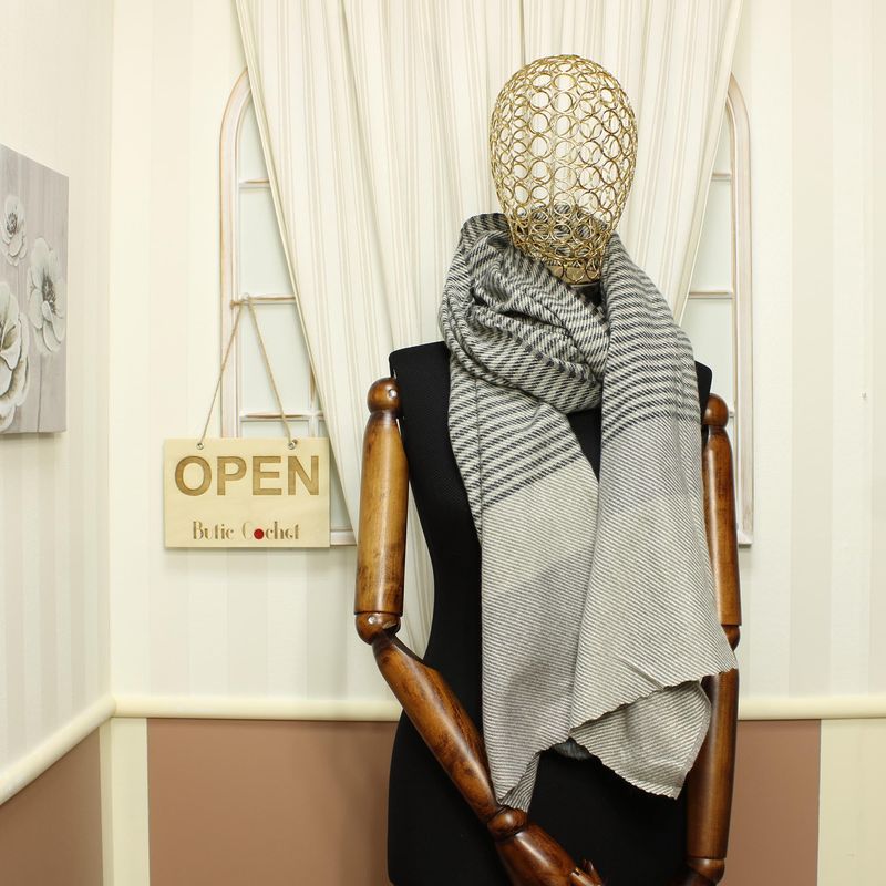Fashion, accesorii si bijuterii - Femei - Accesorii femei - Esarfe si fulare femei - Esarfa de dama, ButicCochet, din casmir, cu ciucuri din blanita, 200 x 75 cm, Gri - ES1503 - Infinity.ro