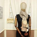 Fashion, accesorii si bijuterii - Femei - Accesorii femei - Esarfe si fulare femei - Esarfa de dama, ButicCochet, din casmir, cu ciucuri din blanita, 200 x 75 cm, Maro - ES1506 - Infinity.ro
