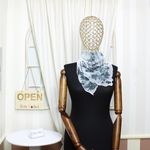 Fashion, accesorii si bijuterii - Femei - Accesorii femei - Esarfe si fulare femei - Esarfa de dama, Buticcochet, 60x60 cm, 40% matase 60% poliester, cu imprimeu floral, Gri - ES2027 - Infinity.ro