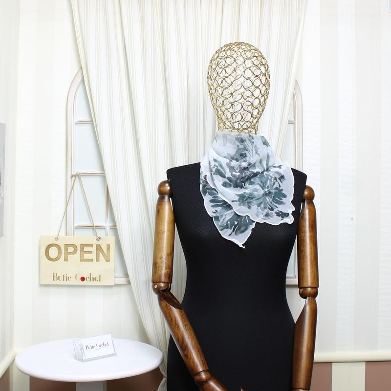 Fashion, accesorii si bijuterii - Femei - Accesorii femei - Esarfe si fulare femei - Esarfa de dama, Buticcochet, 60x60 cm, 40% matase 60% poliester, cu imprimeu floral, Gri - ES2027 - Infinity.ro