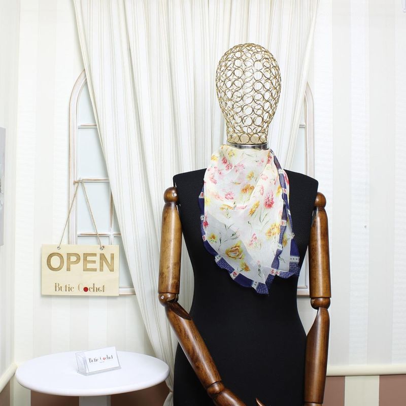 Fashion, accesorii si bijuterii - Femei - Accesorii femei - Esarfe si fulare femei - Esarfa de dama, Buticcochet, 60x60 cm, 40% matase 60% poliester, cu imprimeu floral, Crem - ES2032 - Infinity.ro