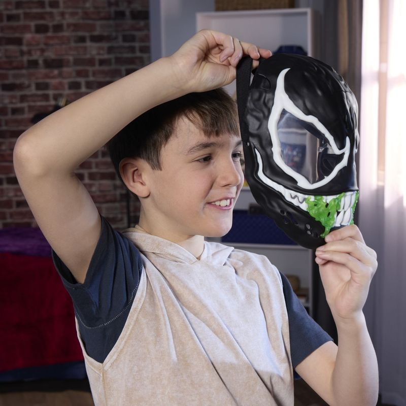 Jucarii, Copii si Bebe - Jucarii si jocuri - Jucarii & jocuri educative - Jucarii interactive - Marvel Spiderman Masca Glow in the Dark Venom Interactiva - Infinity.ro
