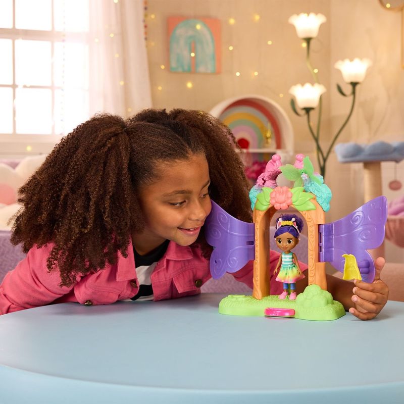 Jucarii, Copii si Bebe - Jucarii si jocuri - Figurine - Gabbys Dollhouse Fairylandia Set de Joaca Revelatia Magica cu Figurine si Accesorii - Infinity.ro