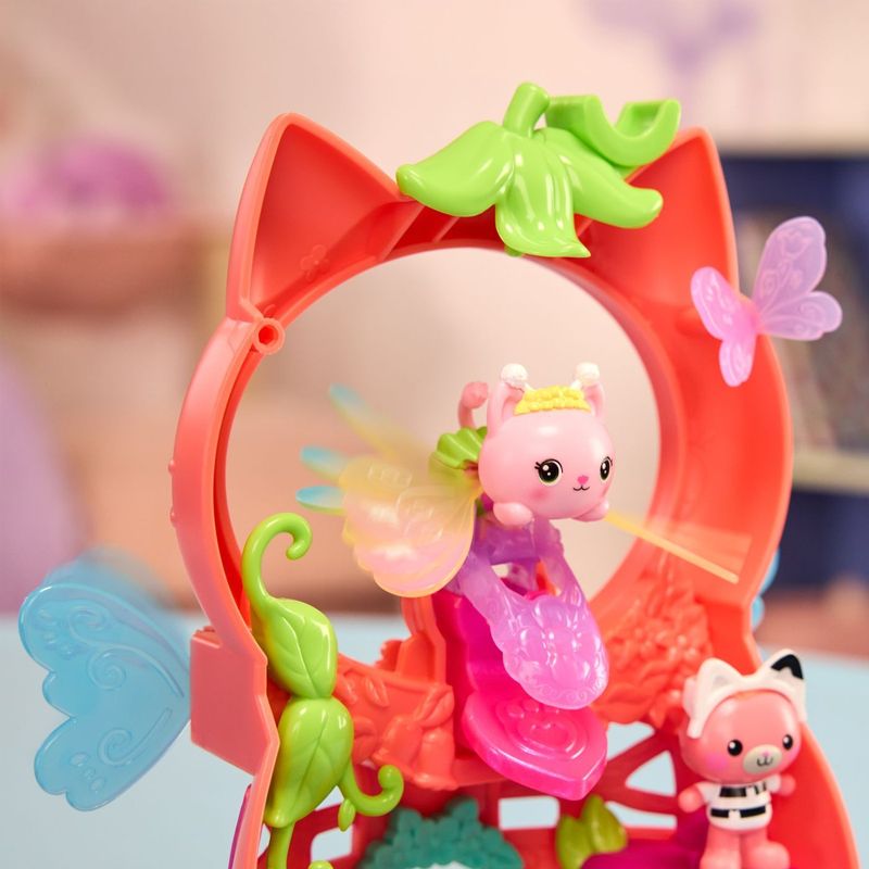 Jucarii, Copii si Bebe - Jucarii si jocuri - Figurine - Gabbys Dollhouse Fairylandia Set de Joaca Zana Pisicutei cu Figurine si Accesorii - Infinity.ro