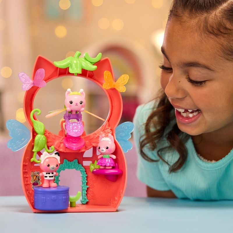 Jucarii, Copii si Bebe - Jucarii si jocuri - Figurine - Gabbys Dollhouse Fairylandia Set de Joaca Zana Pisicutei cu Figurine si Accesorii - Infinity.ro