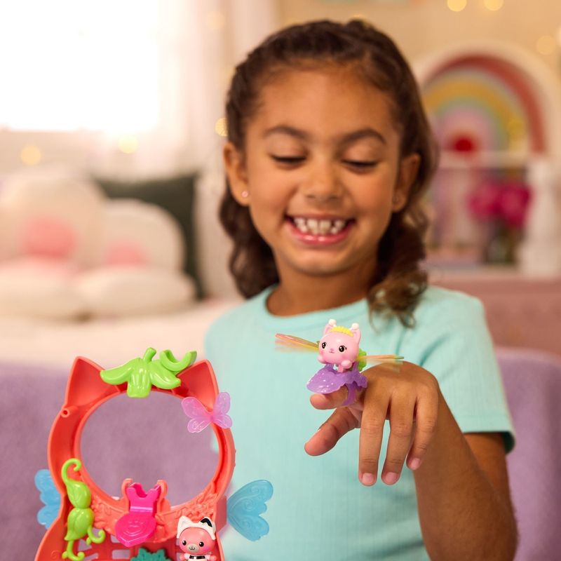 Jucarii, Copii si Bebe - Jucarii si jocuri - Figurine - Gabbys Dollhouse Fairylandia Set de Joaca Zana Pisicutei cu Figurine si Accesorii - Infinity.ro