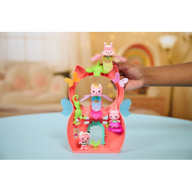 Jucarii, Copii si Bebe - Jucarii si jocuri - Figurine - Gabbys Dollhouse Fairylandia Set de Joaca Zana Pisicutei cu Figurine si Accesorii - Infinity.ro