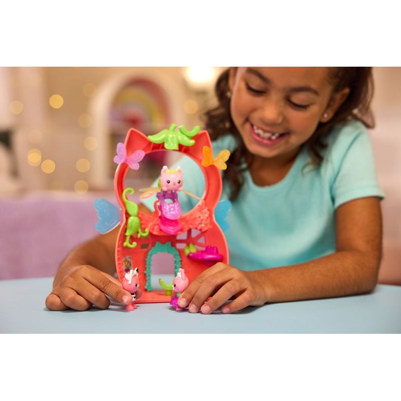 Jucarii, Copii si Bebe - Jucarii si jocuri - Figurine - Gabbys Dollhouse Fairylandia Set de Joaca Zana Pisicutei cu Figurine si Accesorii - Infinity.ro