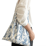 Fashion, accesorii si bijuterii - Femei - Accesorii femei - Genti si rucsacuri femei - Geanta Dama Casual, din Material Textil Premium cu Imprimeu Floral Albastru pe Alb - Infinity.ro