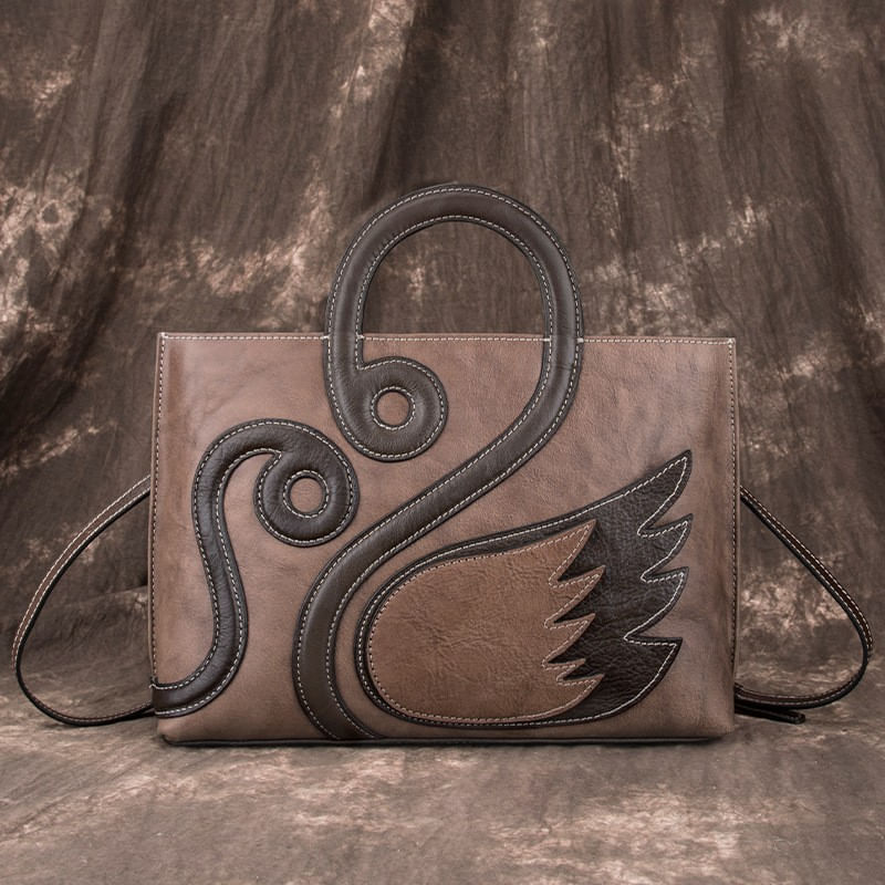 Fashion, accesorii si bijuterii - Femei - Accesorii femei - Genti si rucsacuri femei - Geanta Premium pentru Dama din Piele Naturala, cu Lebede, Maner Rotund si Bareta Reglabila pentru Umar, Maro - Infinity.ro