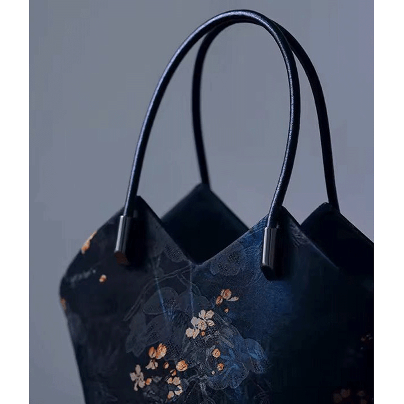 Fashion, accesorii si bijuterii - Femei - Accesorii femei - Genti si rucsacuri femei - Geanta Dama din Satin, Model Trapez, Imprimeu Floral, Neagra - Infinity.ro