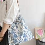 Fashion, accesorii si bijuterii - Femei - Accesorii femei - Genti si rucsacuri femei - Geanta Dama Casual, din Material Textil Premium cu Imprimeu Floral Albastru pe Alb - Infinity.ro