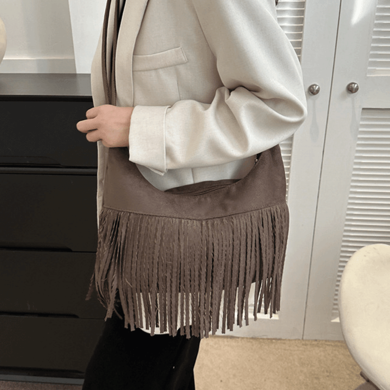Fashion, accesorii si bijuterii - Femei - Accesorii femei - Genti si rucsacuri femei - Geanta Dama de Umar cu Franjuri, Stil Boho Chic, Material Tip Piele Ecologica Intoarsa, Maro, 34.5x33.5x20 cm - Infinity.ro