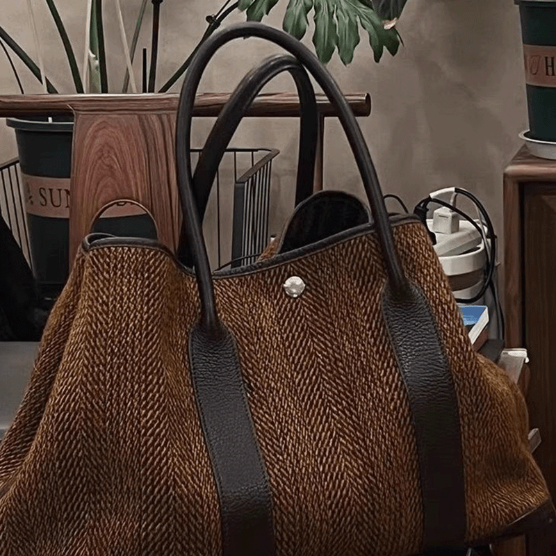 Fashion, accesorii si bijuterii - Femei - Accesorii femei - Genti si rucsacuri femei - Geanta Dama, Stil Shopper Tote, cu Manere Duble si Inchidere prin Capse, Maro - Infinity.ro