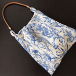 Fashion, accesorii si bijuterii - Femei - Accesorii femei - Genti si rucsacuri femei - Geanta Dama Casual, din Material Textil Premium cu Imprimeu Floral Albastru pe Alb - Infinity.ro
