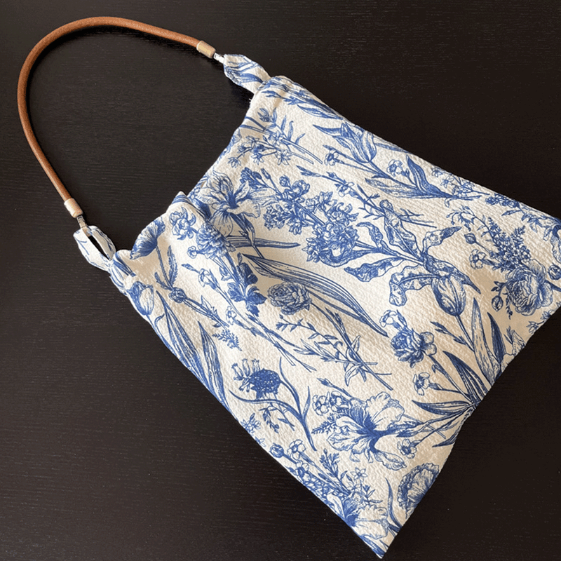 Fashion, accesorii si bijuterii - Femei - Accesorii femei - Genti si rucsacuri femei - Geanta Dama Casual, din Material Textil Premium cu Imprimeu Floral Albastru pe Alb - Infinity.ro