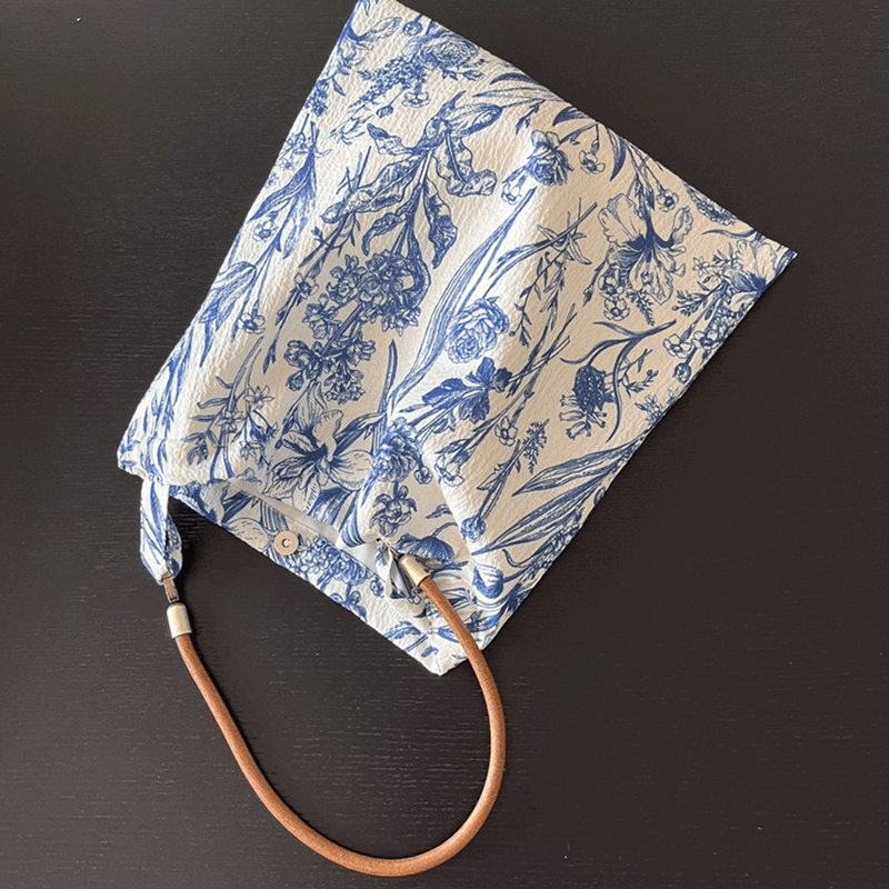 Fashion, accesorii si bijuterii - Femei - Accesorii femei - Genti si rucsacuri femei - Geanta Dama Casual, din Material Textil Premium cu Imprimeu Floral Albastru pe Alb - Infinity.ro
