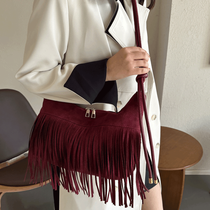 Fashion, accesorii si bijuterii - Femei - Accesorii femei - Genti si rucsacuri femei - Geanta Dama de Umar cu Franjuri, Stil Boho Chic, Material Tip Piele Ecologica Intoarsa, 34.5x33.5x20 cm - Infinity.ro