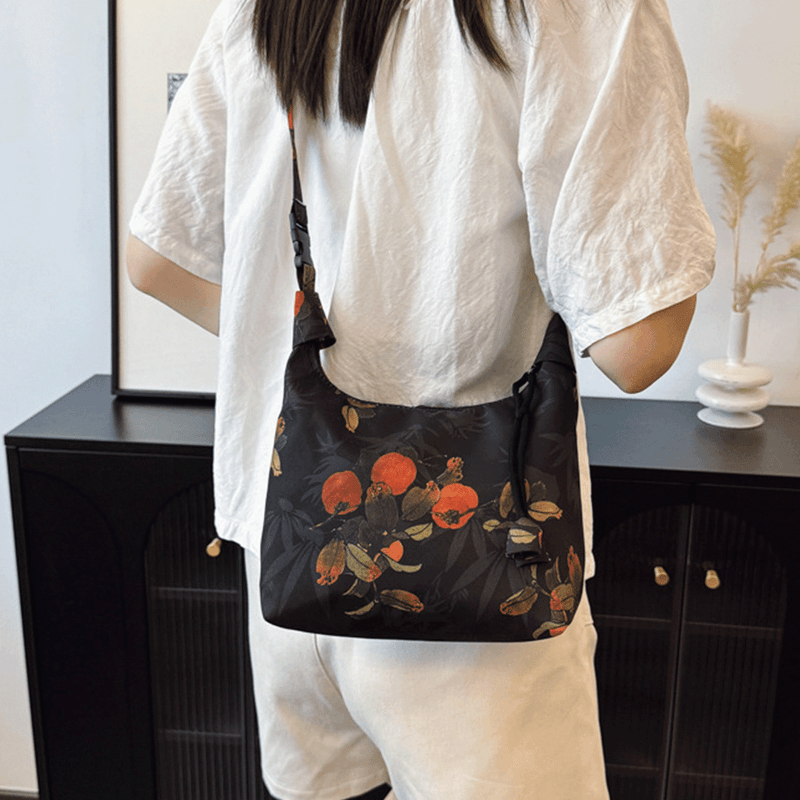 Fashion, accesorii si bijuterii - Femei - Accesorii femei - Genti si rucsacuri femei - Geanta Dama Casual cu Imprimeu Floral Vintage din Material Textil, Model Crossbody, Neagra, Rosu, 19x22x7 cm - Infinity.ro
