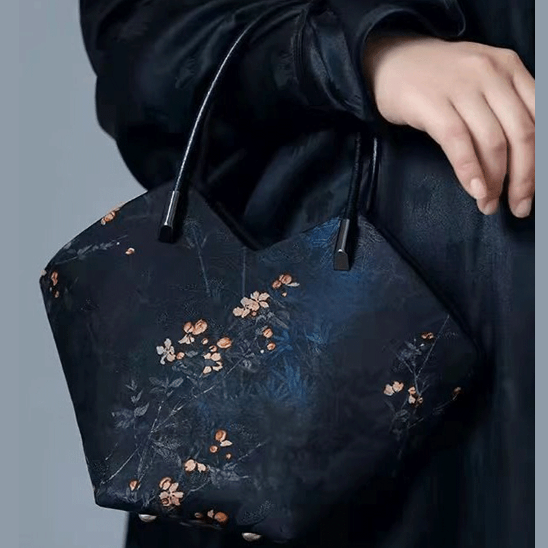 Fashion, accesorii si bijuterii - Femei - Accesorii femei - Genti si rucsacuri femei - Geanta Dama din Satin, Model Trapez, Imprimeu Floral, Neagra - Infinity.ro
