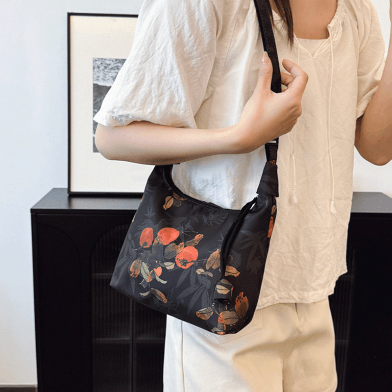 Fashion, accesorii si bijuterii - Femei - Accesorii femei - Genti si rucsacuri femei - Geanta Dama Casual cu Imprimeu Floral Vintage din Material Textil, Model Crossbody, Neagra, Rosu, 19x22x7 cm - Infinity.ro