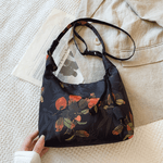 Fashion, accesorii si bijuterii - Femei - Accesorii femei - Genti si rucsacuri femei - Geanta Dama Casual cu Imprimeu Floral Vintage din Material Textil, Model Crossbody, Neagra, Rosu, 19x22x7 cm - Infinity.ro