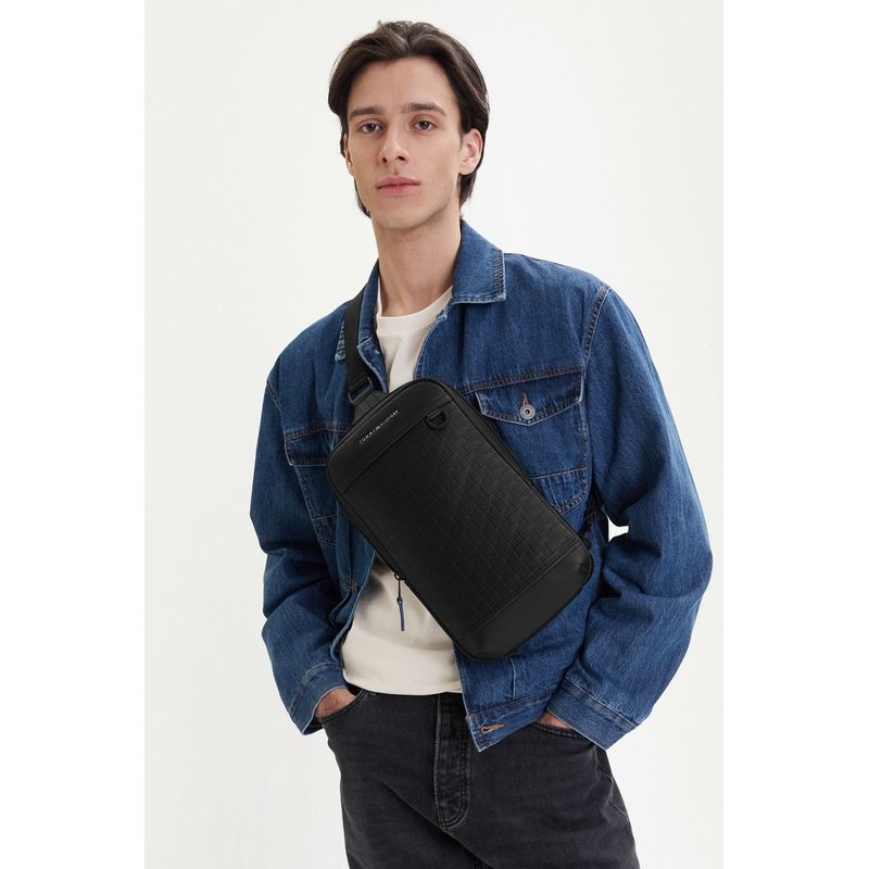 Fashion, accesorii si bijuterii - Barbati - Accesorii barbati - Genti si rucsacuri barbati - Geanta Crossbody Tommy Hilfiger AM0AM14024 Negru 32 x 20 x 8 cm - Infinity.ro