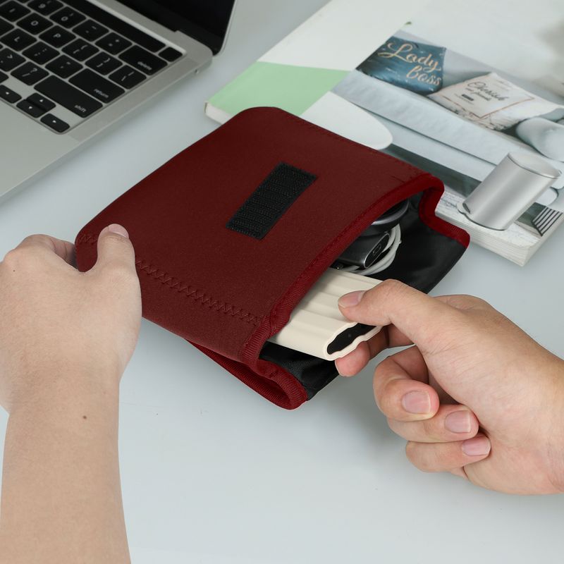 PC, gaming si accesorii - Retelistica - Cabluri si accesorii - Geanta organizatoare cabluri Kwmobile, protectie la socuri si zgarieturi, neopren si textil, rosu - Infinity.ro