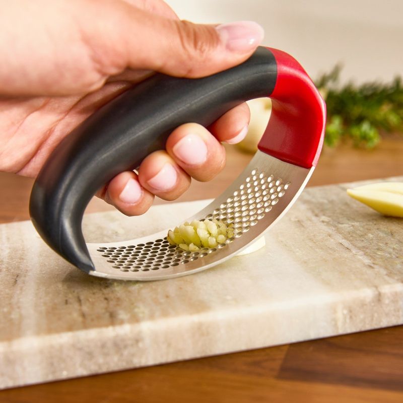 Casa si Gradina - Bucatarie si vesela - Ustensile bucatarie - Prese si storcatoare manuale - Presa pentru usturoi Tefal Ingenio+ K1990734, inox, compatibilitate cu masina de spalat vase, negru & rosu - Infinity.ro