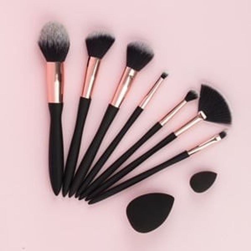 Ingrijire personala si Cosmetice - Machiaj - Aplicatoare si pensule machiaj - Set Pensule Machiaj si Bureti, 9 buc, Negru cu Detalii Roz Aurii - Infinity.ro