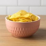 Casa si Gradina - Bucatarie si vesela - Vesela si tacamuri - Farfurii si boluri - Bol de servire din portelan, 630 ml, roz, cu model reliefat - Infinity.ro