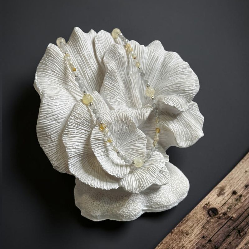 Fashion, accesorii si bijuterii - Femei - Bijuterii femei - Coliere femei - Colier elegant Alba din cristale fatetate de Labradorit si Citrin cu argint 925 placat cu aur - Infinity.ro