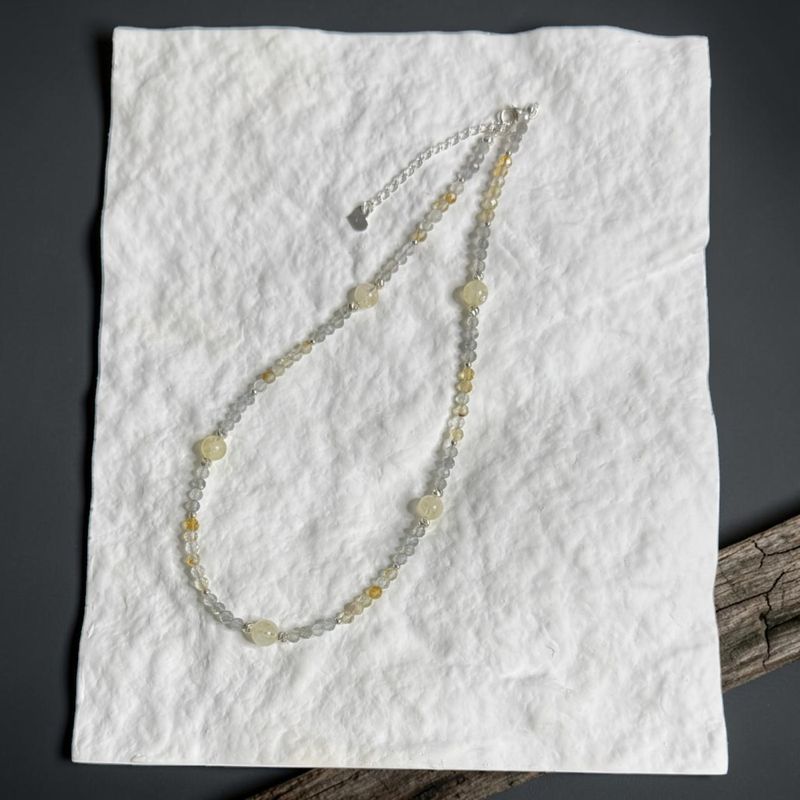 Fashion, accesorii si bijuterii - Femei - Bijuterii femei - Coliere femei - Colier elegant Alba din cristale fatetate de Labradorit si Citrin cu argint 925 placat cu aur - Infinity.ro