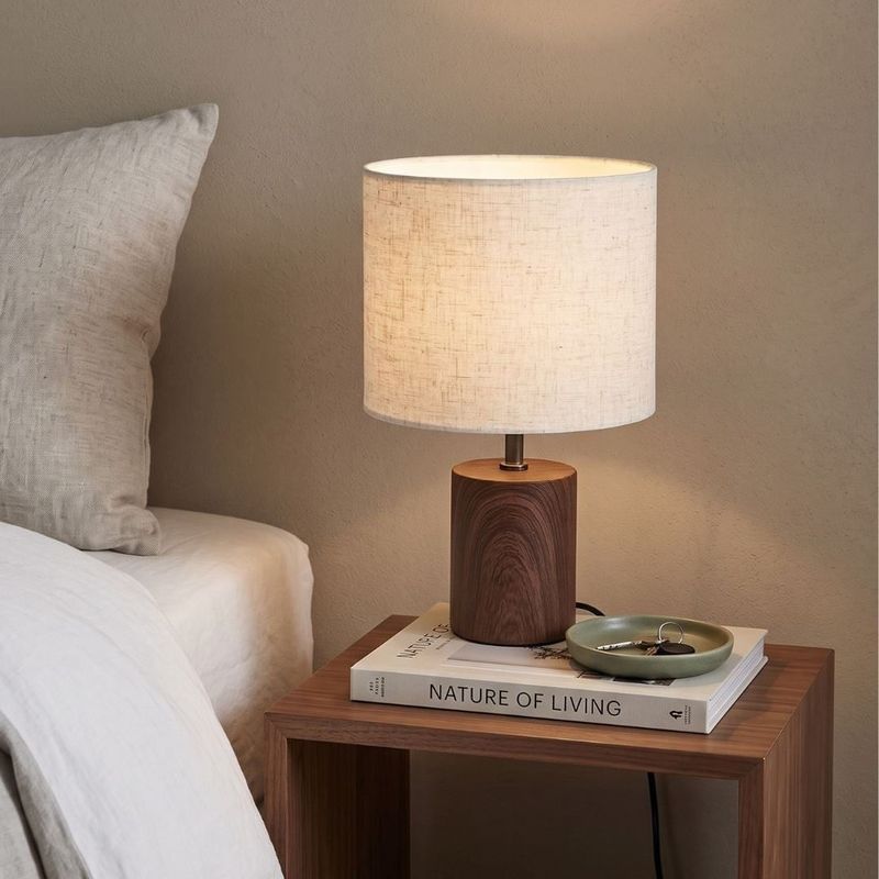 Casa si Gradina - Corpuri si surse de iluminat - Veioze si lampi - Veioze - Lampa de masa decorativa cu abajur textil si baza efect lemn, E27, 18x29.5 cm - Infinity.ro