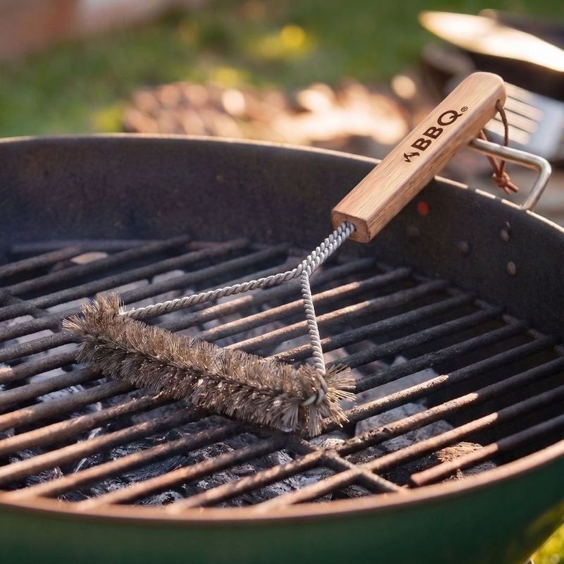 Casa si Gradina - Gradina si terasa - Gratare si accesorii - Accesorii gratare - Perie pentru curatarea gratarului, forma triunghiulara, peri metalici rezistenti, maner din lemn, BBQ - Infinity.ro