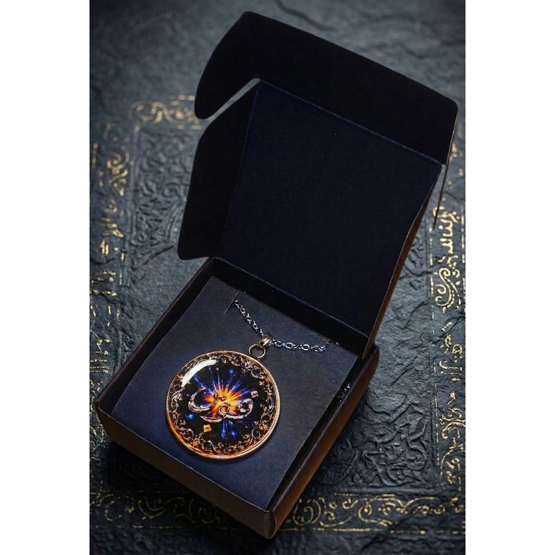Fashion, accesorii si bijuterii - Barbati - Bijuterii barbati - Lanturi si pandantive barbati - Colier in caligrafie araba, Quwwa(putere), in cutie cadou, design oriental, bijuterie barbati CLQP - Infinity.ro
