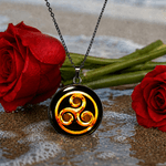 Fashion, accesorii si bijuterii - Femei - Bijuterii femei - Coliere femei - Colier Triskerion cu strasuri, in cutie cadou, design contrastant, bijuterie unisex CLNs27 - Infinity.ro